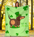 Ohaprints-Fleece-Sherpa-Blanket-Dachshund-Kiss-Me-I-Am-Irish-Funny-Gift-For-Patrick-Day-Soft-Throw-Blanket-1575-Fleece Blanket